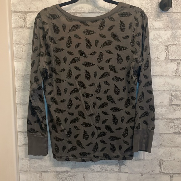 Women’s Op long sleeve gray with black feather print XXL (fits like a M/L) - Picture 2 of 3